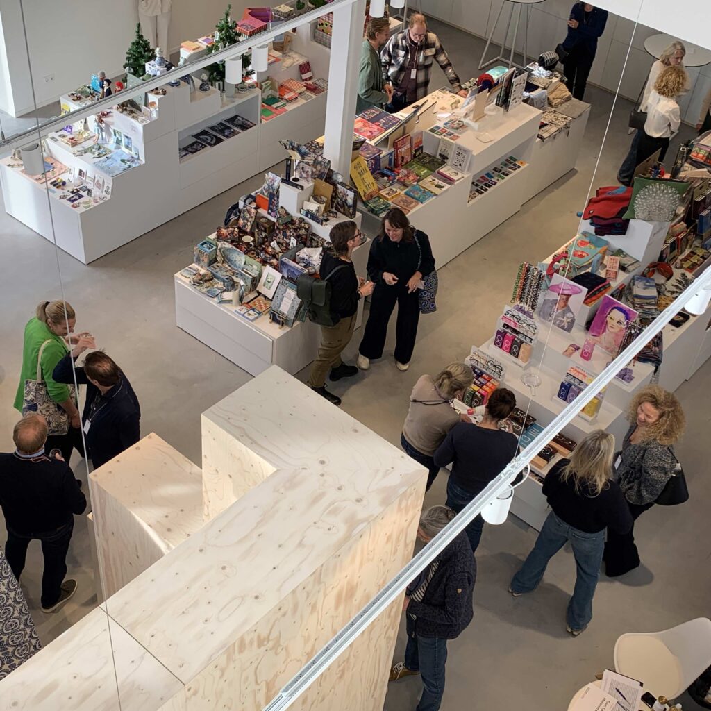 Dag-2024-020-top-view Janneke van der Heijden, All Things We Like met Botanische sieraden UMU